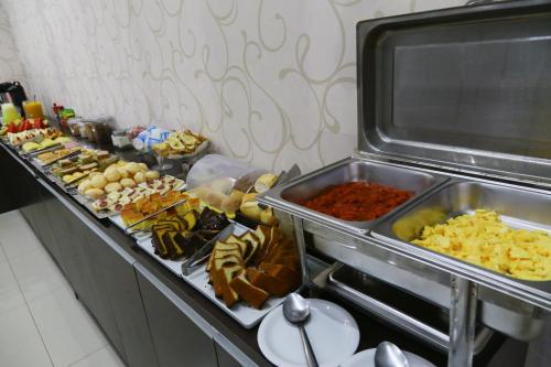 a buffet line with many different types of food at Premium Palace Hotel in Ariquemes