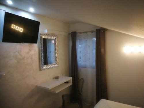 ein Bad mit einem Waschbecken und einem Spiegel in der Unterkunft Palladium City Center Apartments in Makarska
