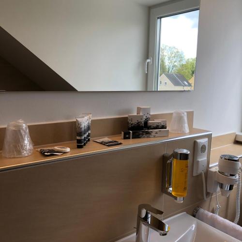 a bathroom with a sink and a mirror at Hotel Select Suites & Aparts in Mönchengladbach