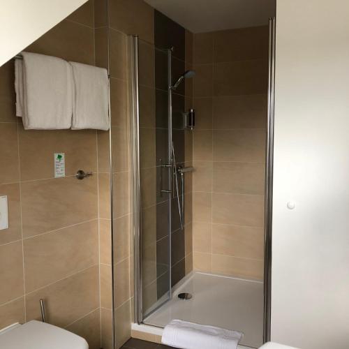 a bathroom with a shower and a toilet at Hotel Select Suites & Aparts in Mönchengladbach