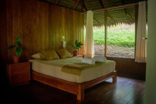 En eller flere senge i et værelse på La Habana Amazon Reserve