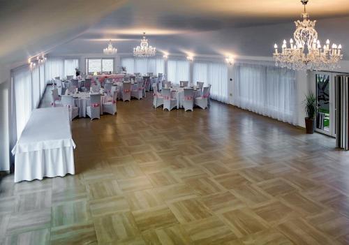 Reštaurácia alebo iné gastronomické zariadenie v ubytovaní Eder