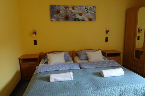 1 dormitorio con 2 camas y toallas. en Maxim Ház, en Hévíz