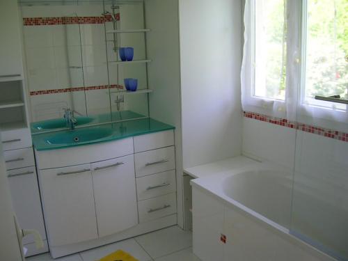 baño con lavabo, bañera y ventana en Gîte Dieppe, en Auppegard