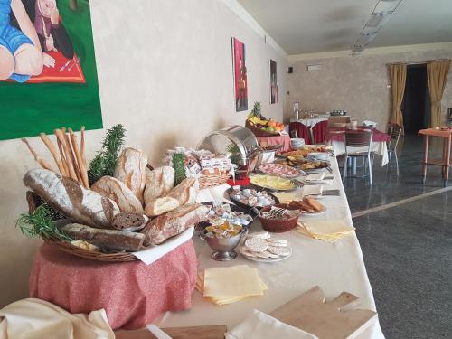 Comida en o cerca de este hotel