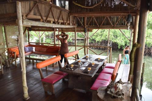 Reštaurácia alebo iné gastronomické zariadenie v ubytovaní Urraca Private Island Bocas del Toro