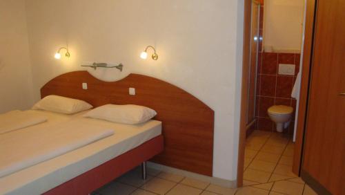 Postel nebo postele na pokoji v ubytování StadtHotel Passau