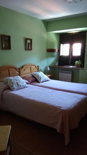 a bedroom with two beds and a window at Las Huellas de Cameros in Soto en Cameros