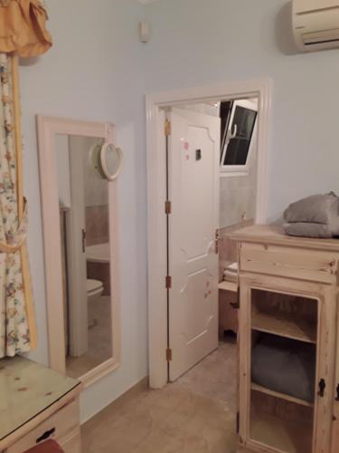 a room with a white door and a mirror at Holiday Home Hemi in Valsequillo