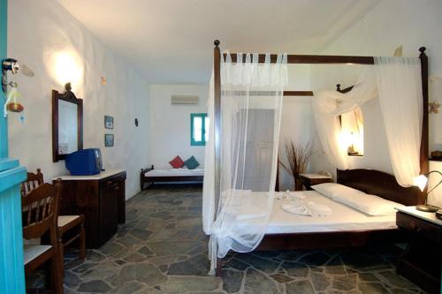 Un pat sau paturi într-o cameră la Kalimera Paros