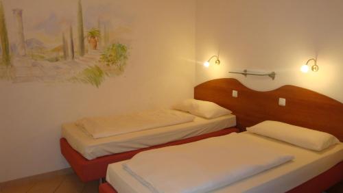 a room with two beds in a room at StadtHotel Passau in Passau