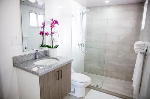 A bathroom at Ocean Palms Residences