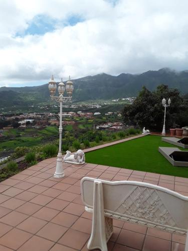 a bench and a street light with a view of a city at Holiday Home Hemi in Valsequillo