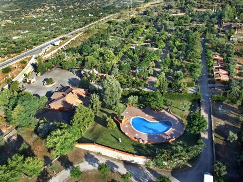 uma vista superior de uma casa com piscina em Complejo Turistico El Sur em Ronda