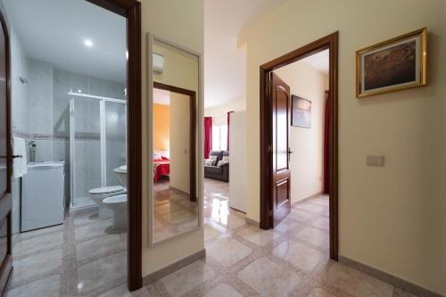 łazienka z toaletą i lustrem w obiekcie Apartamentos Castillo Mar Gran Canaria w mieście Castillo del Romeral