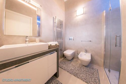 a bathroom with a sink and a toilet at Antica Fonte Holiday Homes in San Pantaleo