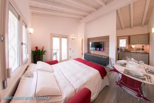 a large bedroom with a large bed and a kitchen at Antica Fonte Holiday Homes in San Pantaleo