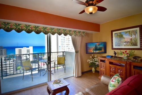 Jenny's Cottage Waikiki في هونولولو: غرفة معيشة مطلة على المحيط