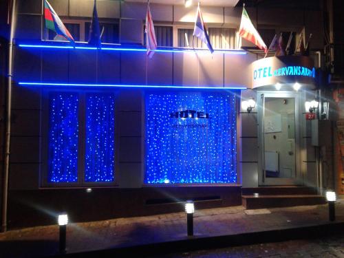um edifício com luzes azuis na frente dele em Kadikoy Kervansaray Hotel em Istambul