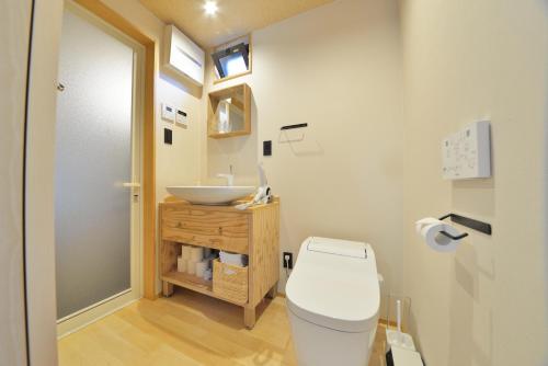 Bilik mandi di Luxury Machiya Takeya Nishijin