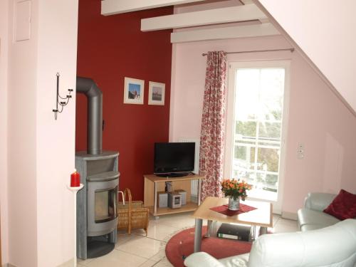 a living room with a wood stove in a room at Aalkoje Ostseebad Wustrow in Wustrow