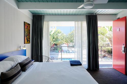 Una cama o camas en una habitación de Phoenix Hotel