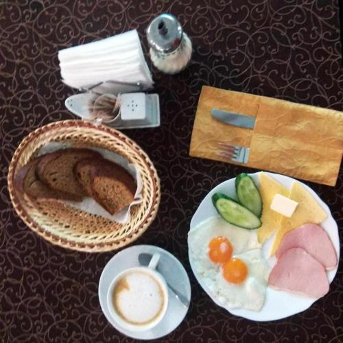 a table with plates of food and a basket of food at Fortetsya "Стабільне електропостачання!" in Umanʼ