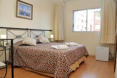 Hotel Marbella tesisinde bir odada yatak veya yataklar