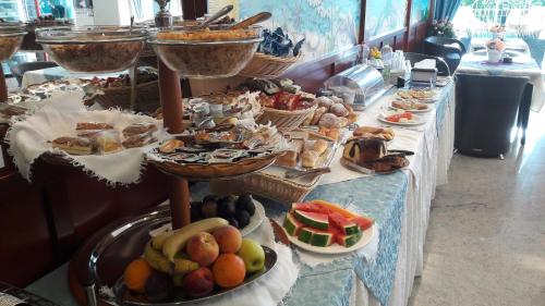 ein Buffet mit vielen verschiedenen Speisen in der Unterkunft Residence Costa Smeralda in Grottammare