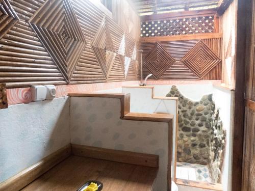 Un baño pequeño con lavabo e inodoro. en Le Zahir de l'ile - Iranja, en Nosy Be