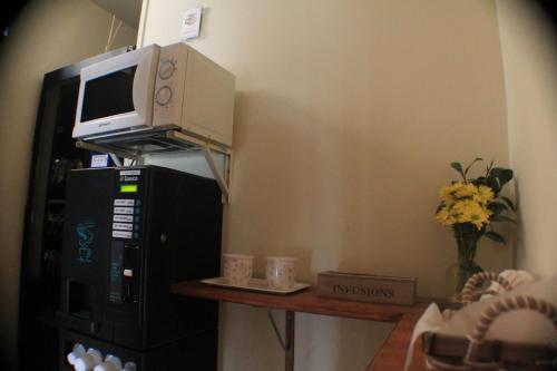 セゴビアにあるオスペダヘ ラ フデリアのコンピュータ、電子レンジが備わる客室です。
