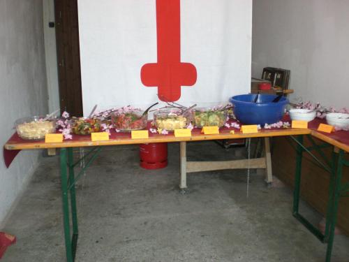 a table with food on it with a red cross on it at Landgasthaus Zur Kupferkanne in Kobern-Gondorf