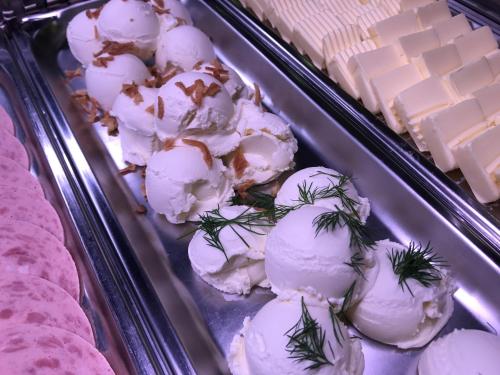 un plateau de boulettes de crème glacée avec dill sur le dessus dans l'établissement Jugendherberge Berchtesgaden, à Berchtesgaden