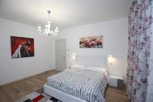 um quarto com uma cama e duas pinturas na parede em Venice Loft em Marghera