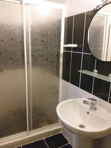 een badkamer met een wastafel en een douche bij Kilim Hotel in Dalyan