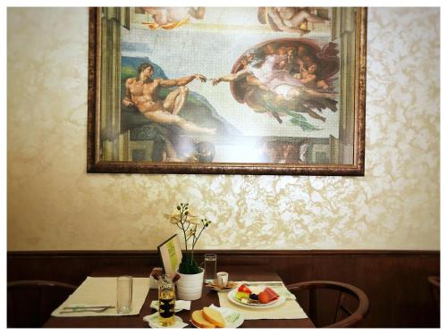 un cuadro colgado en una pared sobre una mesa en Hotel Rahovets, en Gorna Oryakhovitsa