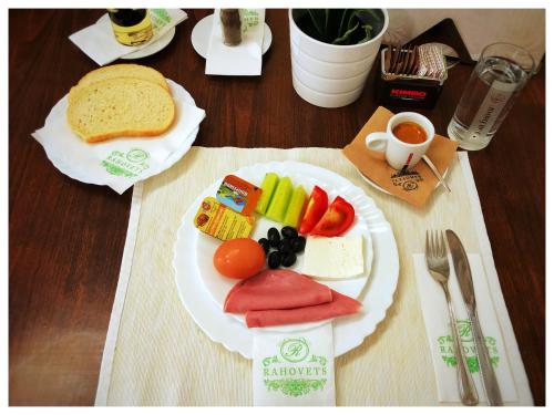 un plato de comida con fruta y queso en una mesa en Hotel Rahovets, en Gorna Oryakhovitsa