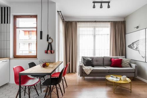 イェリトコボにあるDom & House - Apartments Neptun Park Premiumのリビングルーム(ソファ、テーブル付)