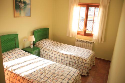 two twin beds in a room with a window at Villashim in L'Escala