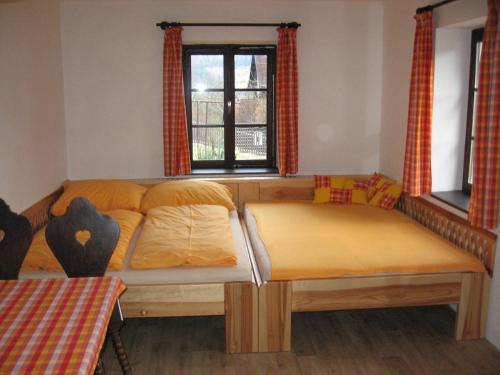 マラー・スカーラにあるApartment Panteon Basecampのベッド2台と窓が備わる客室です。