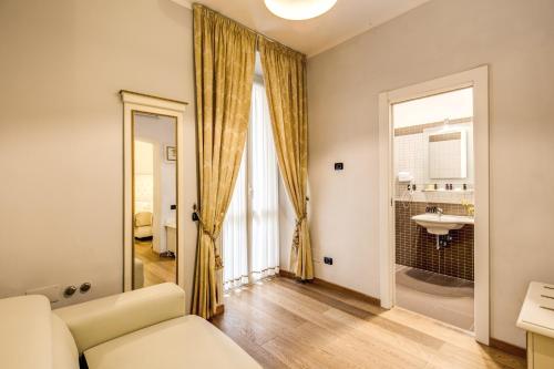 sala de estar con sofá y lavamanos en Gravina Suite Frattina, en Roma