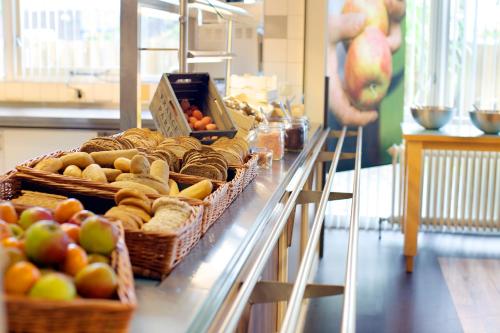 einer Theke mit Körben aus Äpfeln und anderen Früchten in der Unterkunft Stayokay Hostel Apeldoorn in Apeldoorn