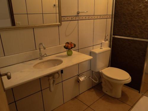 uma casa de banho com um lavatório e um WC em Pousada Veadeiros - Alto Paraiso de Goiás em Alto Paraíso de Goiás