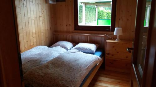 Postel nebo postele na pokoji v ubytování Domek letniskowy Młyn