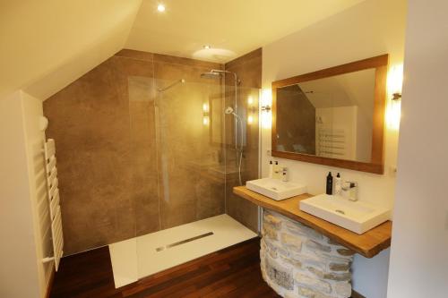 a bathroom with two sinks and a shower at Maison d'hôtes & SPA La Scierie in Salins-les-Bains