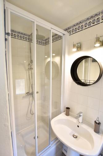 une salle de bain avec un lavabo et une douche dans l'établissement Succès - Très beau Duplex- Coeur d'Arles- Climatisation, à Arles