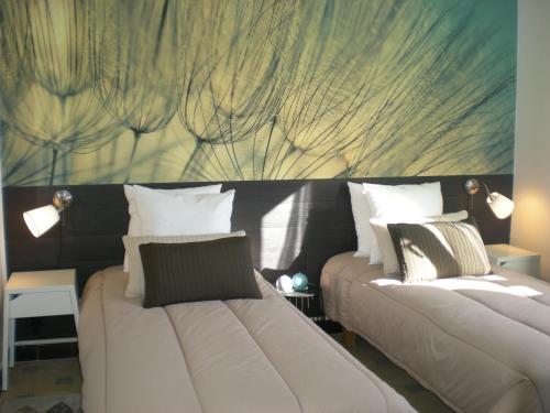 Ένα ή περισσότερα κρεβάτια σε δωμάτιο στο 2 Chemin Neuf balcon