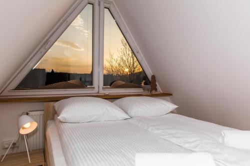 ザコパネにあるApartament Hilltomの大きな窓付きの客室のベッド1台分です。