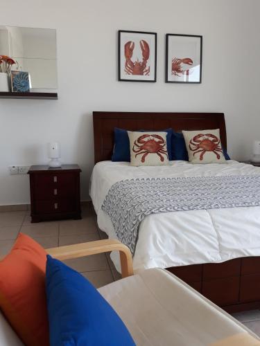 una camera da letto con due letti blu e bianchi di Siblings Nest 1 a Polis Chrysochous