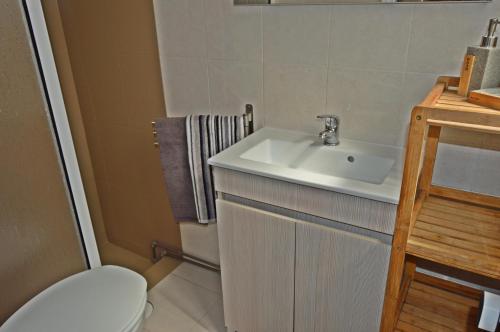 Bathroom sa Top Floor With Balcony in Funchal